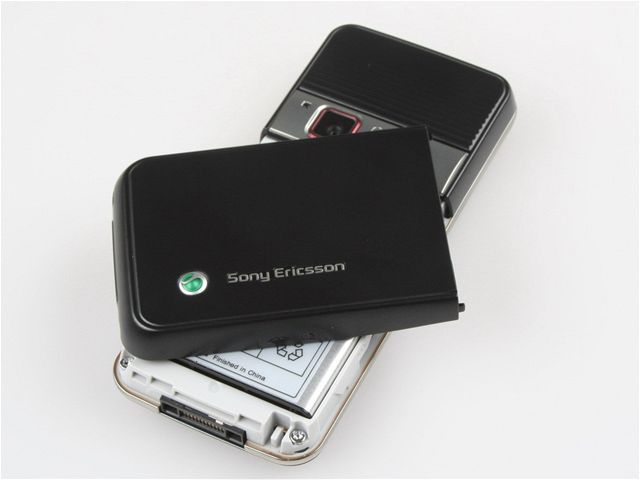 Sony Ericsson G502 zaujme svým vzhledem ji na první pohled.
