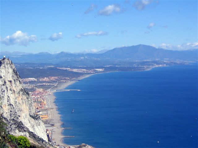 Na nejjinjím míst Gibraltaru je maják. K africkému pobeí je to pes dvacet kilometr.