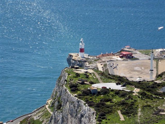 Na nejjinjím míst Gibraltaru je maják. K africkému pobeí je to pes dvacet kilometr.