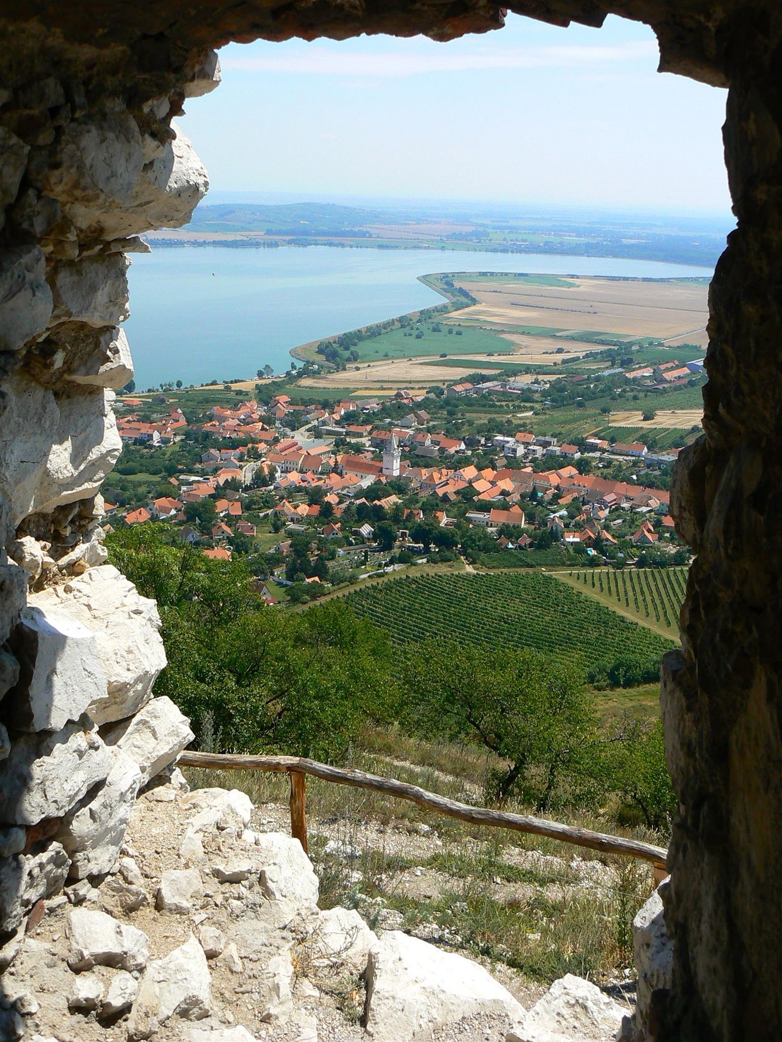 Výhled z Dívích hrad na Pavlov a nádr Nové Mlýny