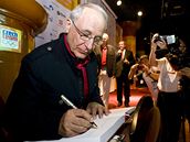 Milan Jirásek se jako první zapsal do pam�tní knihy �eského olympijského domu.