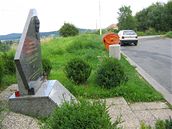 Pomník Alexandra Dubeka u 85. kilometru dálnice D1 - Po dálnici svaující se...