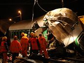 Odstraování následk nehody ve Studénce bylo v noci perueno, trosky vlaku toti nejprve chtli prozkoumat kriminalisté. (9. srpna 2008)