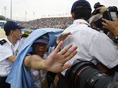 Policie brání noviná��m fotícím protestující