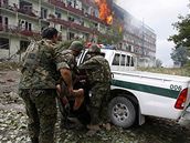 Vojáci pomáhají rannému po bombardování Gori