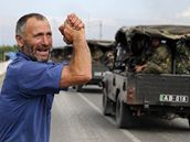 Obyvatel Osetie reaguje na projídjící gruzínské vojáky (8. srpna 2008)