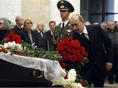 P�edseda ruské vlády Putin pokládá kytici r��í k rakvi Alexandra Sol�enicyna
