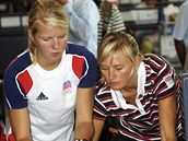Jachtaky Lenka mídová (vpravo) a Lenka Mrzílková pi odletu do Pekingu.