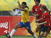 Ronaldinho proniká belgickou obranou.