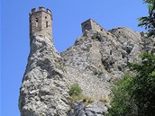 Devínsky hrad z úpatí hradní skály u dunajského behu