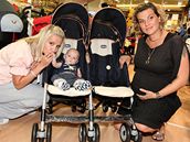 Dara Rolins a její t�hotná mana�erka vybírají spole�ný ko�árek