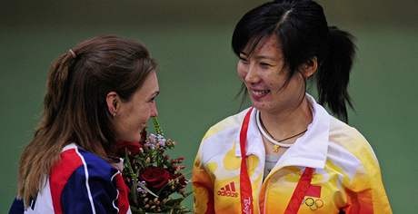 Kateina Emmons gratuluje íance Tu Li ke zlaté medaili