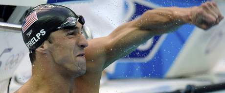 Americký plavec Michael Phelps slaví sedmou zlatou medaili z olympiády v Pekingu.