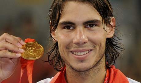 Rafael Nadal se zlatou olympijskou medailí. 