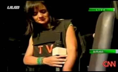 Reportérku gruzínské televize postelil odstelova do levé ruky bhem ivého vstupu.