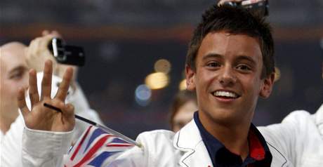 Tom Daley, britský reprezentant ve skocích do vody, pi slavnostním nástupu.