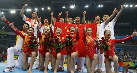 Takhle se radovaly ínské gymnastky na olympijských hrách v Pekingu. Bylo ve poctivé?