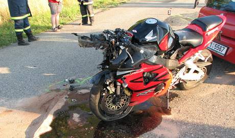 Nehoda auta a motorky u Bluiny