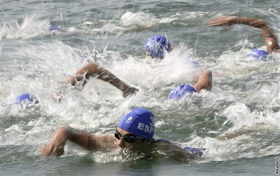 DO VOD LIPNA. Triatlonisté se na umav utkají na ironmanských tratích. - ilustraní foto