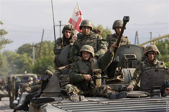 Gruzínské jednotky se stahují z jihoosetské metropole Cchinvali.