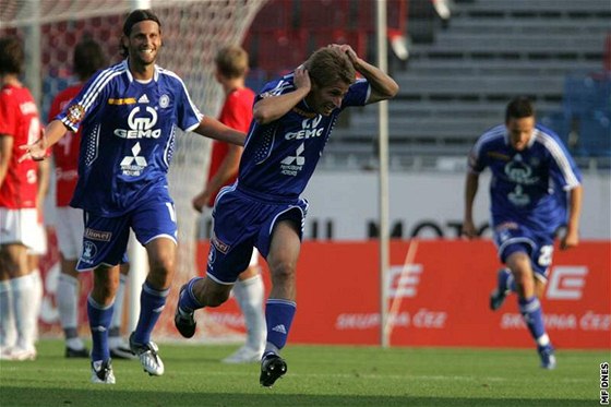 Takhle se Tomá Kazár loni radoval z gólu. Rok 2009 mu vak nevyel.