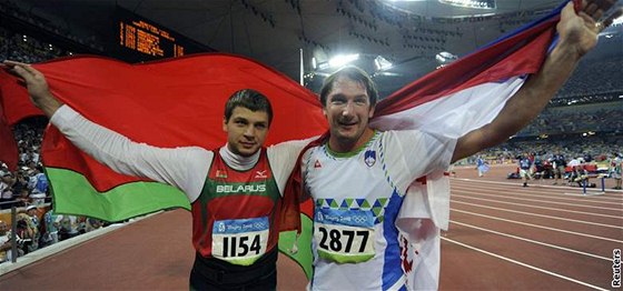 Bloruský kladivá Dvjatovskij (vlevo) slaví olympijské stíbro se slovinským vítzem Kozmusem
