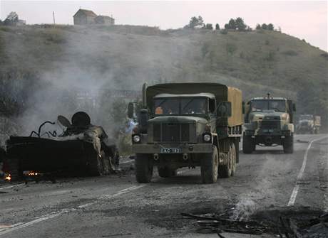 Gruzíntí vojáci opoutjí msto Gori (12. srpna 2008)