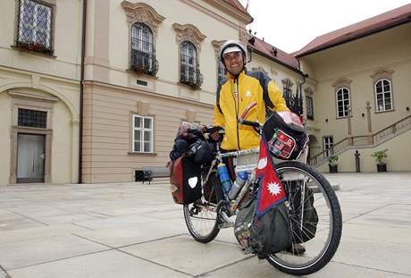 Nepálský cyklista Pushkar Shah se na své cest kolem svta zastavil i v Brn