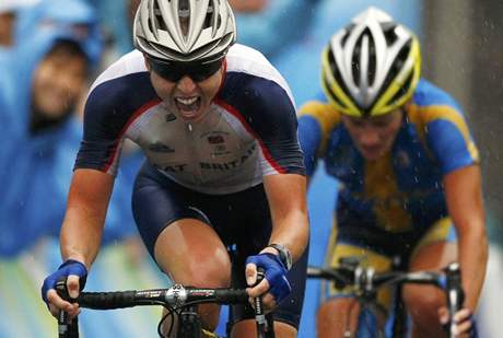 Britská cyklistka Nicole Cooková si spurtuje pro olympijské zlato ze silniního závodu.