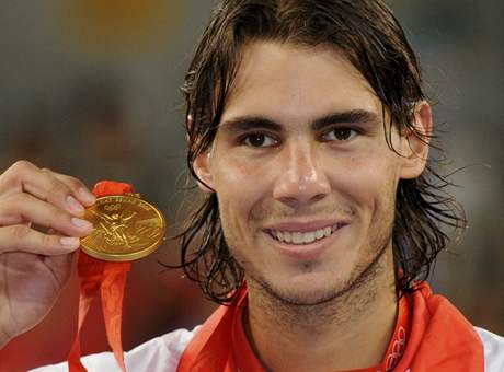 Rafael Nadal se zlatou olympijskou medailí. 