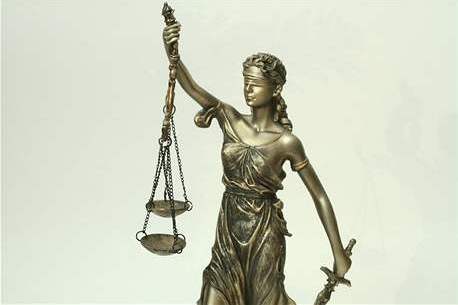 Soud navíc Laukovi naídil ústavní lébu sexuální úchylky a alkoholismu.