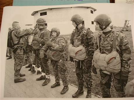 Fotografie skupiny ped odletem. Dvka na snmku je kamardka Terezy Petra, kter skkala ped n.