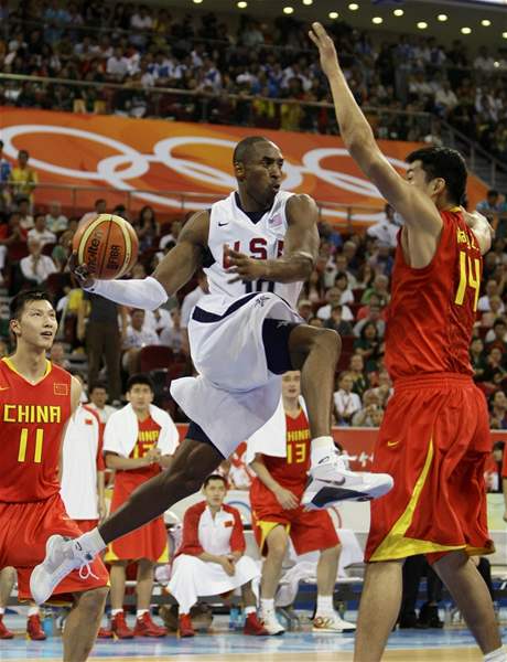 ína - USA: Kobe Bryant (vlevo) a Wang '-'