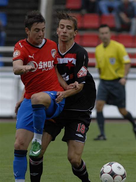 Podzimní duel Slavie v Plzni skonil remízou. Na snímku plzeský Petrela (vlevo) a slávista vento.