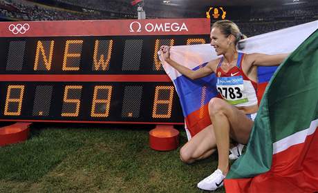 Gulnara Samitovová-Galkinová slaví zisk zlata i nový světový rekord.