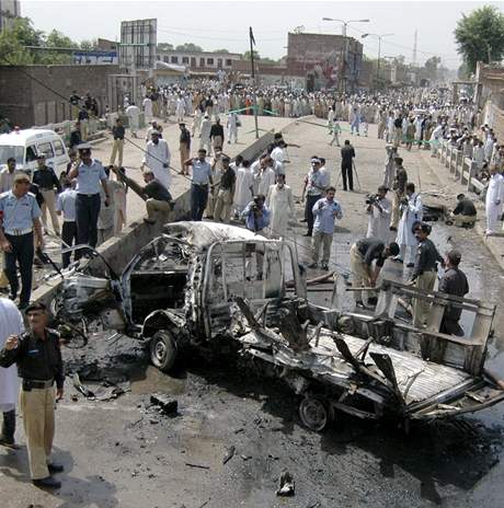 Dnení bombový útok na pedmstí Péávaru si vyádal tináct ivot. Exploze zniila autobus pákistánského letectva.
