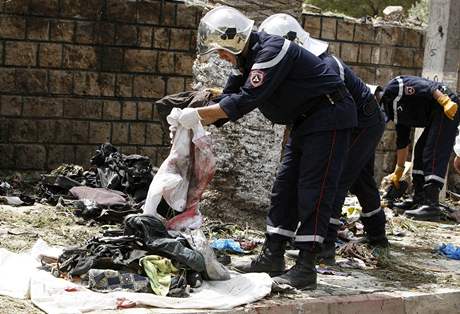 V alírském Búmirdísu dnes sebevraedný útoník zabil 43 lidí. Vtina z nich byli mladíci ve vku od osmnácti do dvaceti let touící studovat na policejní akademii.