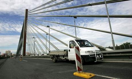 Z pražského lanového mostu po půl roce mizí bariéry. (Ilustrační foto)