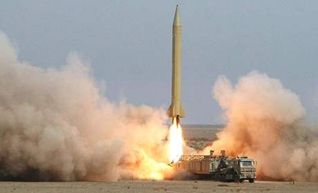 Izrael má od minulého týdne vysplejí radarový systém ne dosud. Poskytly mu jej USA a ml by být rychlejí pi odhalování raket odpálených z Íránu. Na snímku test íránské rakety íháb-3.
