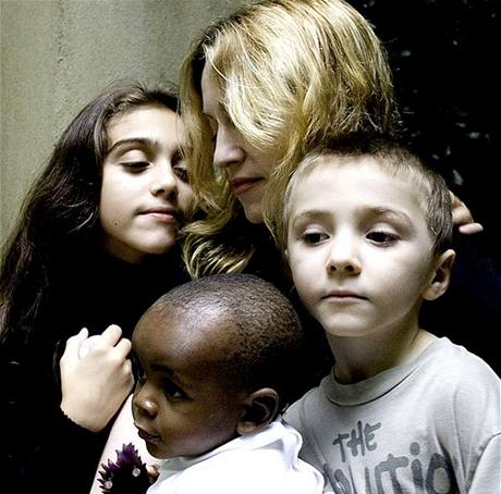ASTNÁ RODINA - Madonna s desetiletou dcerou Lourdes, estiletým Roccem a tináctimsíním adoptovaným Davidem