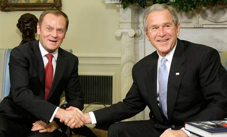 George Bush a Donald Tusk na březnové schůzce ve Washingtonu.