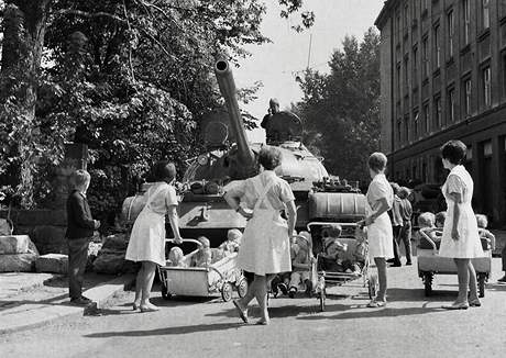 Zdravotní sestry s dětmi z jeslí okolo sovětského tanku v Ostravě (21. srpna 1968)