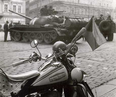 Tanky spojeneckých vojsk na Senovážném náměstí, 21. srpna 1968, Praha
