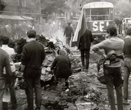 Poničený vůz tramvaje, který měl zabránit průjezdu sovětských tanků, 21. srpna 1968, Praha