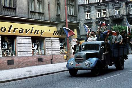 Pražská ulice v době okupace spojeneckými vojsky (21.srpna 1968)