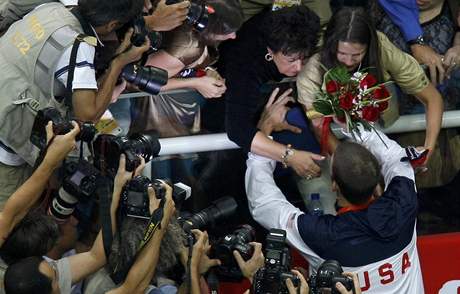 Michael Phelps se raduje z osmé zlaté medaile s maminkou Deborah.