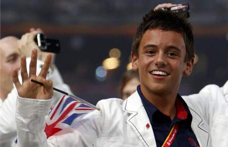 Tom Daley, britský reprezentant ve skocích do vody, pi slavnostním nástupu.