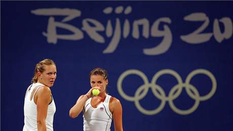 eské tenistky Nicole Vaidiová (vlevo) a Iveta Beneová