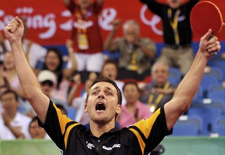 Timo Boll se raduje z postupu svého týmu do finále