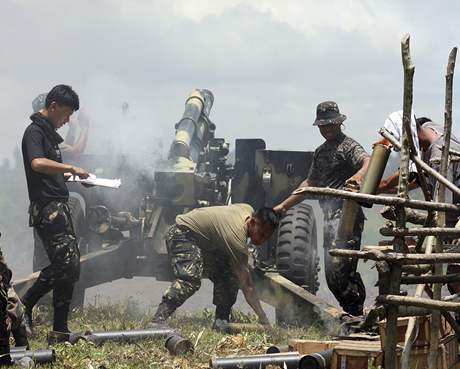 Filipíntí vojáci ostelují rebelské pozice.